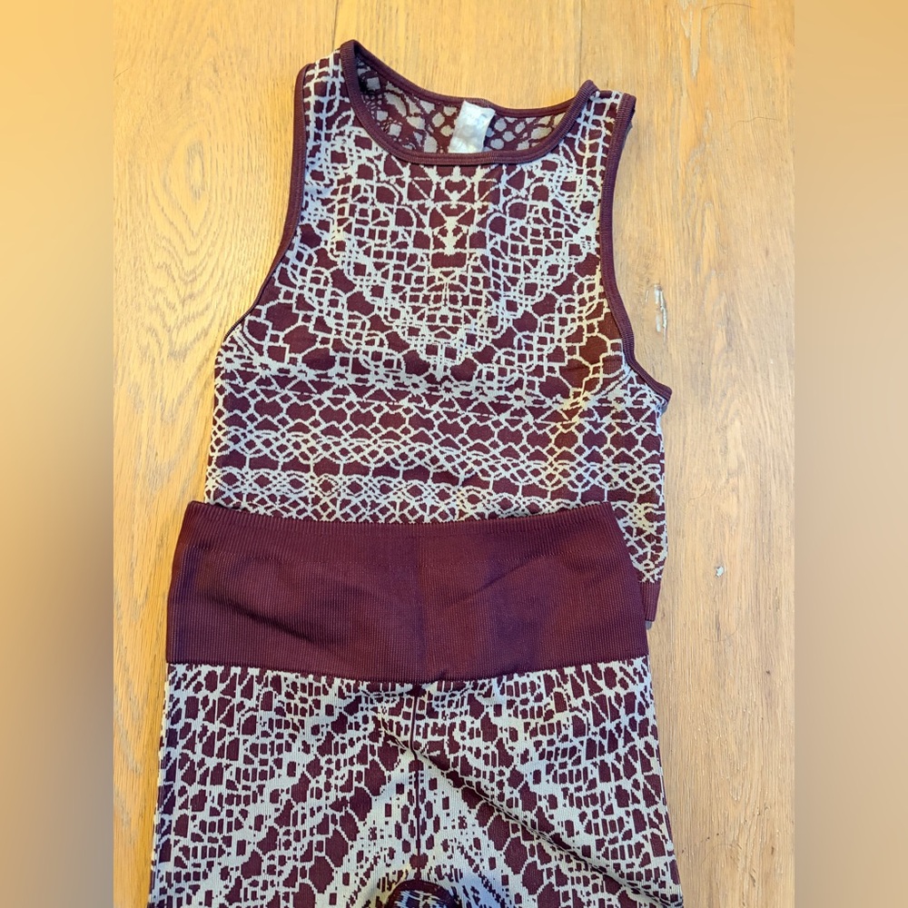 Fabletics matching crop tank and leggings Set